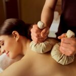 Massage thaï aux pochons d’épices
